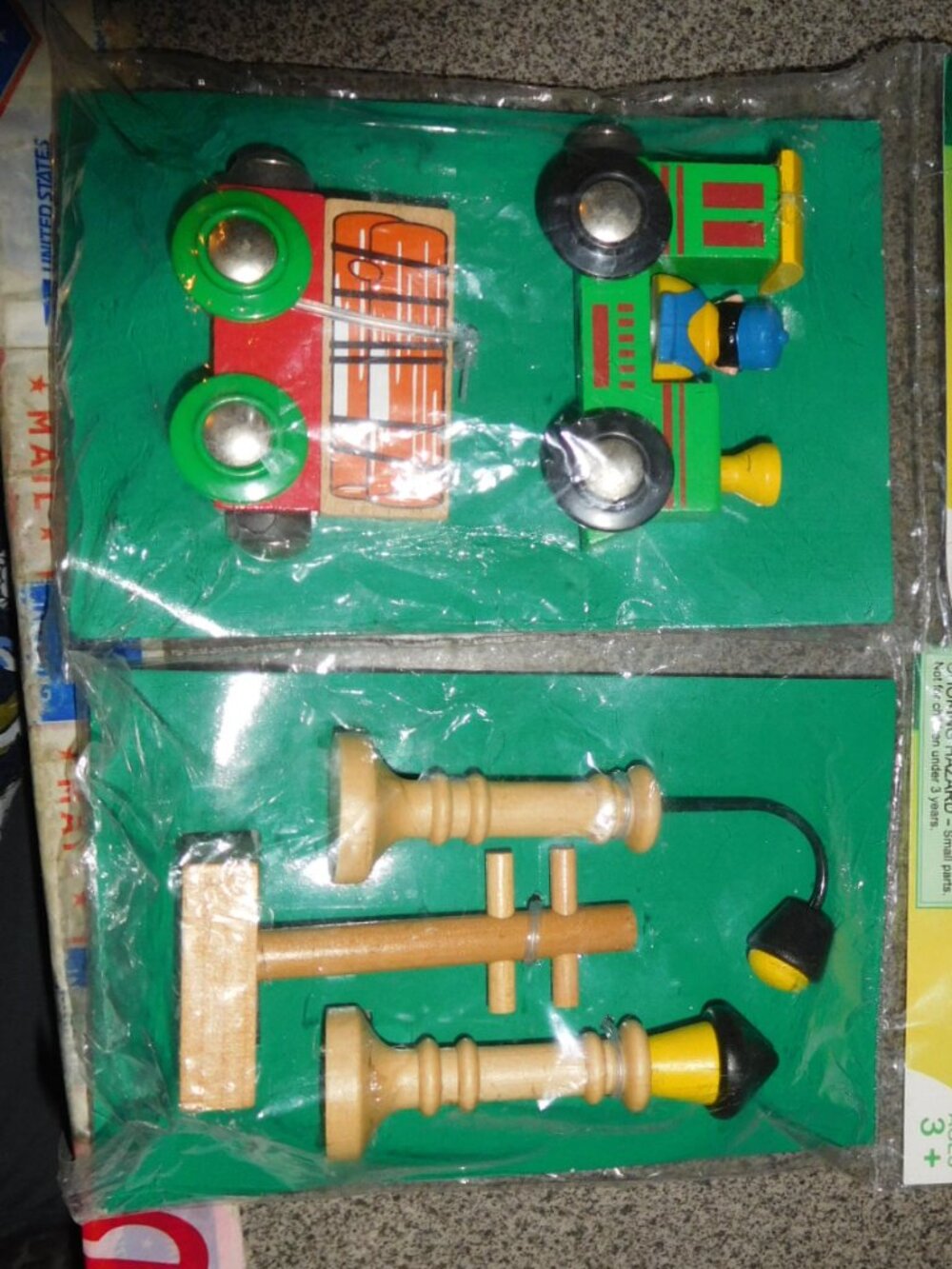 NEW Wooden Train Engine Rail Cars Magnetic Maxim + light poles 36895